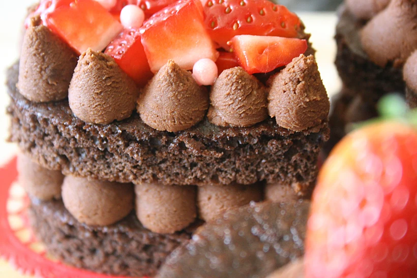 עוגת שוקולד לב עם תותים