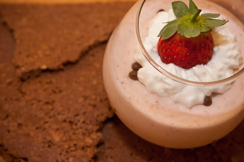 תמונה של מוס תותים ושוקולד לבן מתחם סודות במטבח תמונה ראשית להפניות
