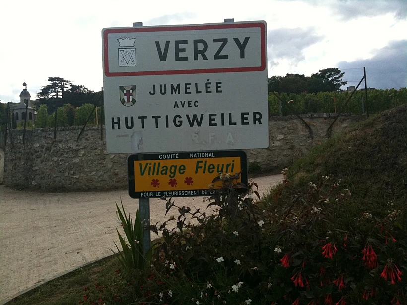 תמונה של העיירה ורזי המחוז שמפאן לכתבה על טיול יינות בחבל שמפאן תמונה בגודל מותאם אישית