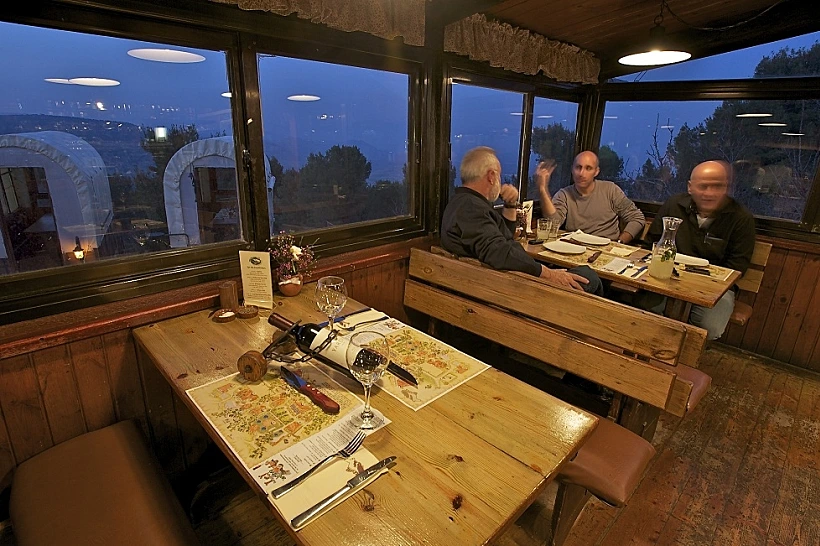 מסעדת בת יער בגליל העליון, תמונה בתוך הכתבה, טיול יקבים בגליל מתחם עולם היין