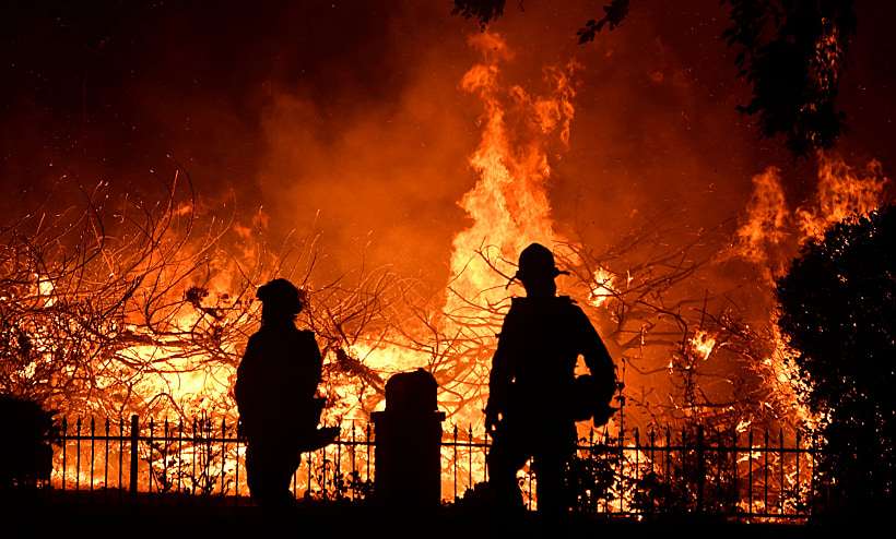 כבאים פועלים לכיבוי שריפת הענק בדרום קליפורניה