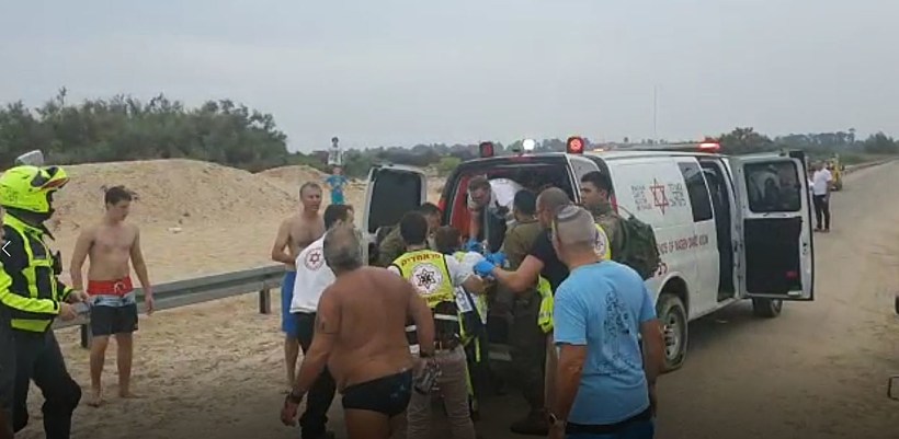 הצעירים שנפגעו מברק בחוף זיקים מטופלים ע''י צוות מד''א