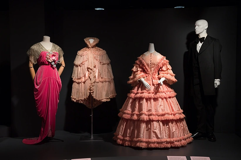 טונים שונים במהלך השנים, פריטי לבוש מהמאה ה-18