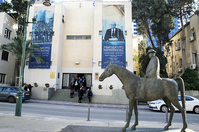 פסל מאיר דיזנגוף ובית העצמאות