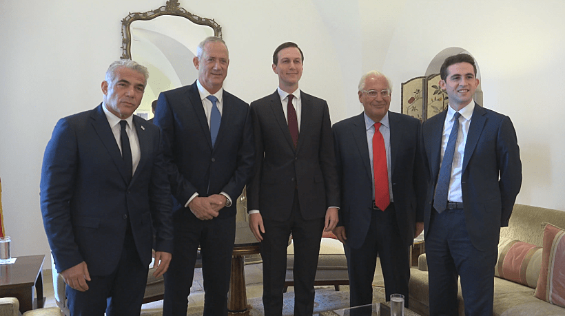 פגישתם של בני גנץ ויאיר לפיד היועץ הבכיר לנשיא ארה״ב, ג׳רארד קושנר בירושלים