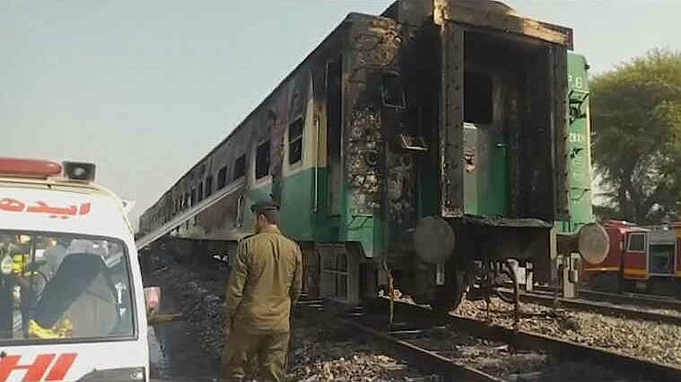 הרכבת שעלתה באש בפקיסטן