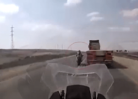 רוכב אופנוע מבצע עקיפה אסורה ב-200 קמ''ש