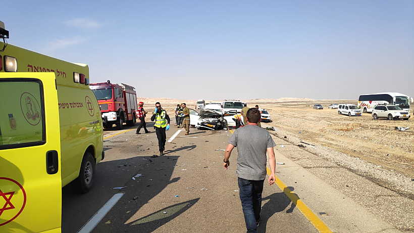 זירת התאונה בכביש 90, בין צומת מנוחה לצומת קטורה, בהתנגשות חזיתית בין 2 כלי רכב פרטיים