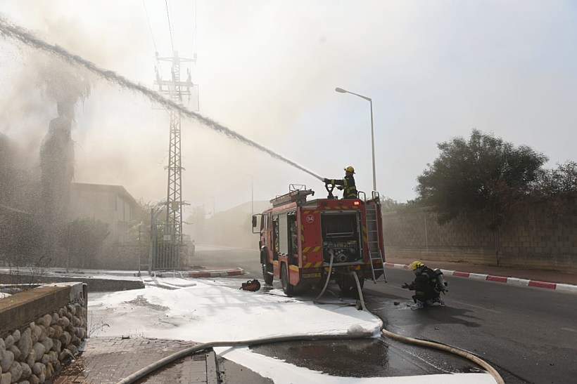 לוחמי האש פועלים בשריפה גדולה במפעל בשדרות שנוצרה כתוצאה מרקטה שפגעה במקום