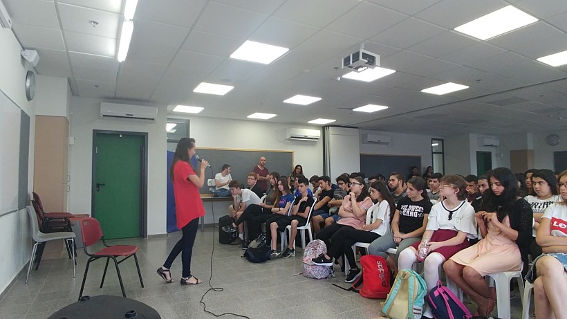 מירי קנבסקי - נשאית HIV מרצה בפני תלמידים