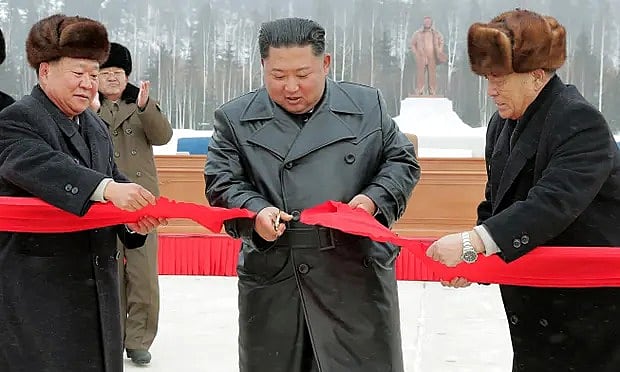 מנהיג צפון קוריאה, קים ג'ונג און, משתתף בטקס בעיירה מחוז סמג'ייון שבצפון קוריאה