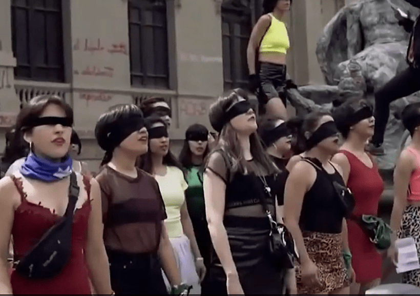נשים שרות את שיר המחאה נגד אלימות כלפי נשים