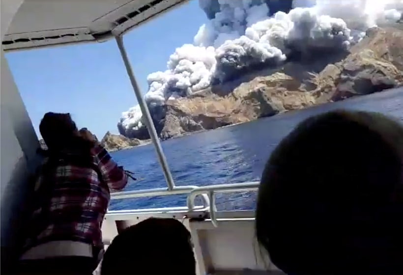 אנשים מתעדים את התפרצות הר הגעש בניו זילנד