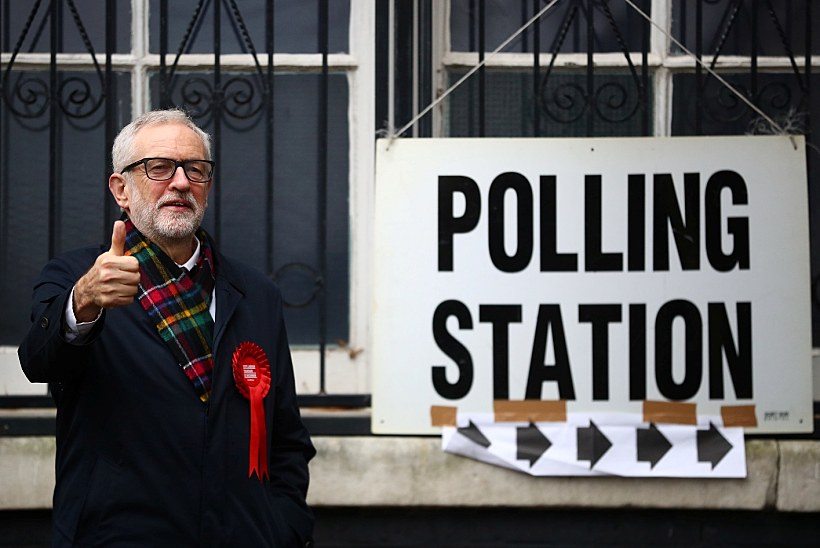 ג'רמי קורבין סמוך לתחנת ההצבעה בבריטניה