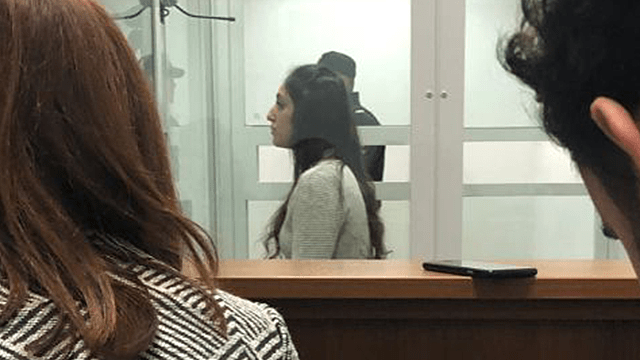 נעמה יששכר בתא זכוכית בדיון בערעור שהגישה
