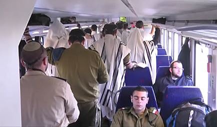 הנוסעים הראשונים בקו הרכבת החדש מירושלים לתל אביב