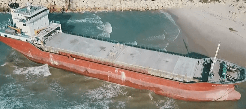 ספינת המשא שנתקעה בחוף ''מי עמי'' באשדוד