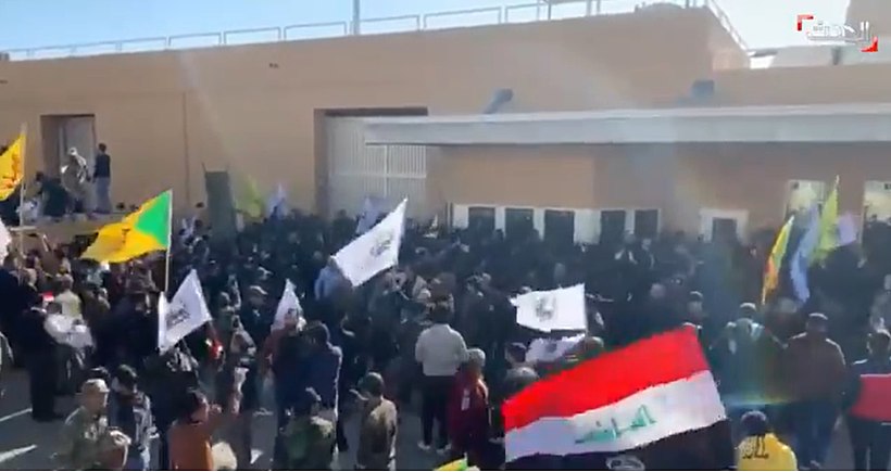 מפגינים סמוך לשגרירות ארה''ב בבגדאד