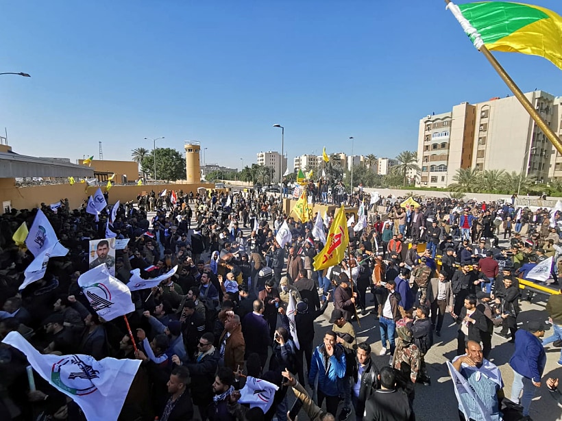מפגינים סמוך לשגרירות ארה''ב בבגדאד