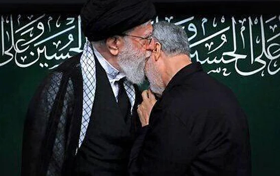 המנהיג העליון של איראן, עלי חמינאי, וקאסם סולימאני
