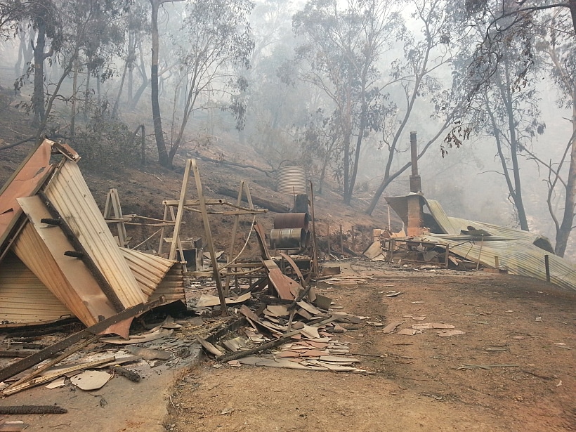 נזק לנגרם לבית בעקבות שריפות באוסטרליה