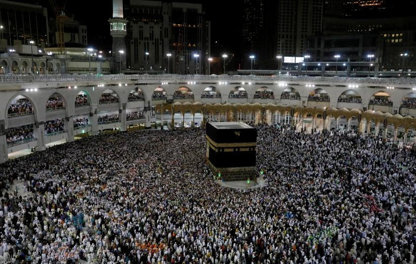 מוסלמים מתפללים סביב לאבן השחורה שנמצאת במרכז המסגד הגדול במכה שבסעודיה