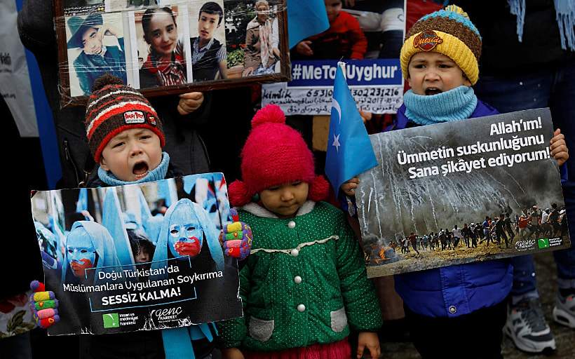 ילדים מפגינים נגד רדיפת האויגורים באיסטנבול