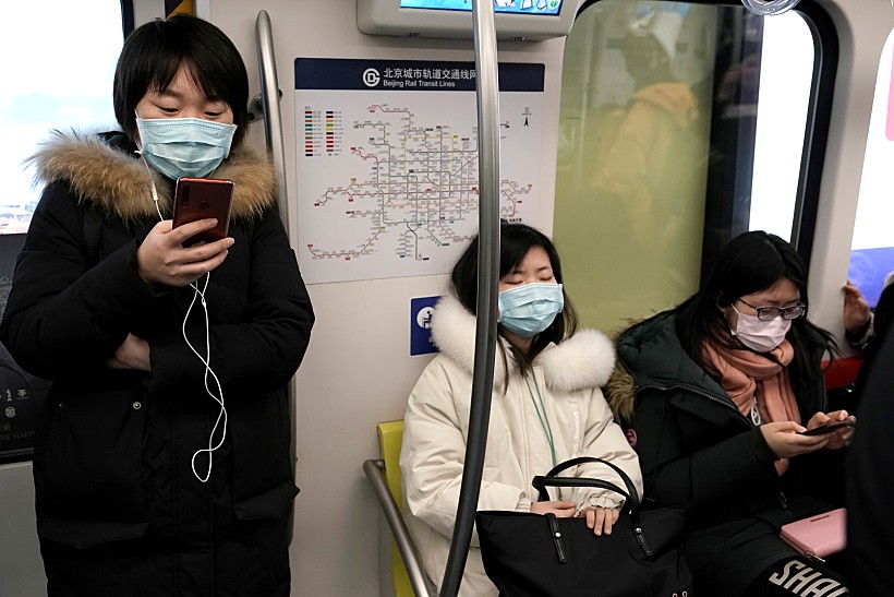 אנשים עוטים מסכות ברכבת בסין