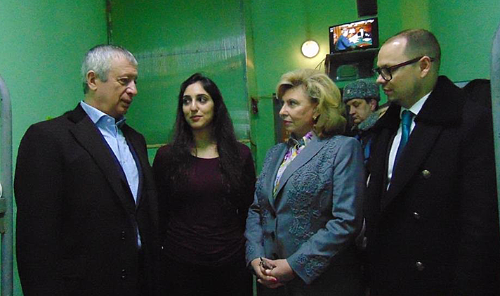 נציגת זכויות האדם ועורך דינה של נעמה יששכר במפגש עימה בכלא בו היא שוהה ברוסיה