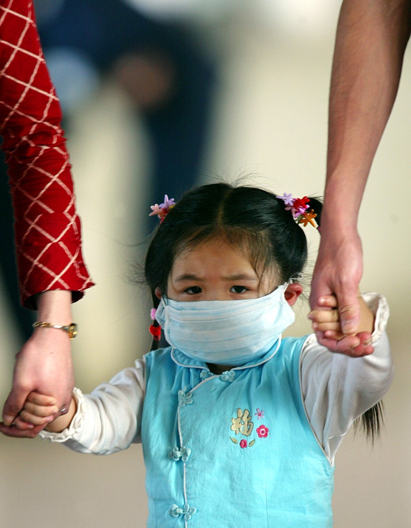 ילדה בתחנת הרכבת בהוואן שבסין