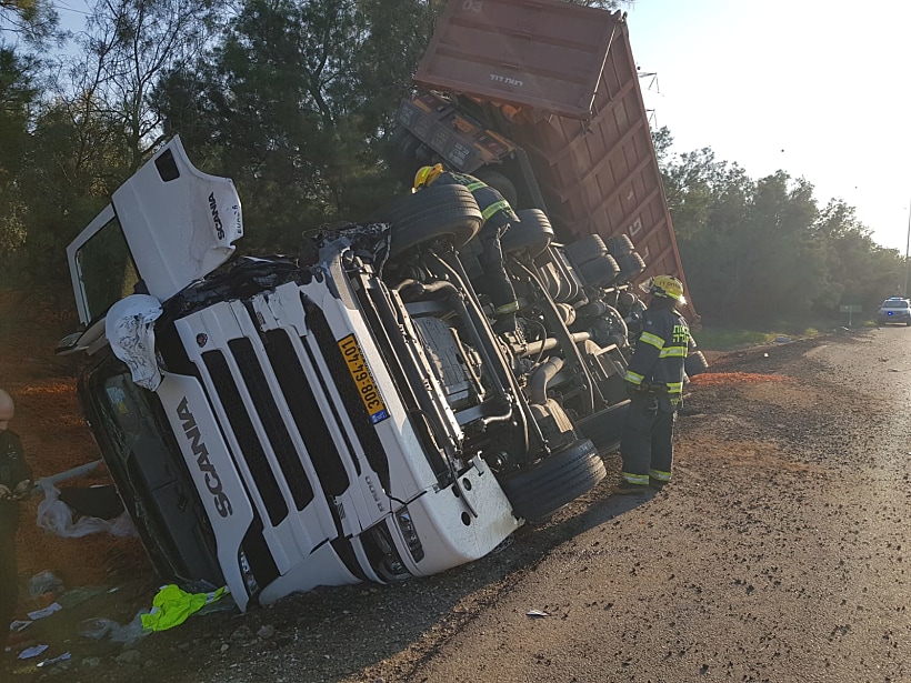המשאית ההפוכה זירת התאונה בצומת גבולות