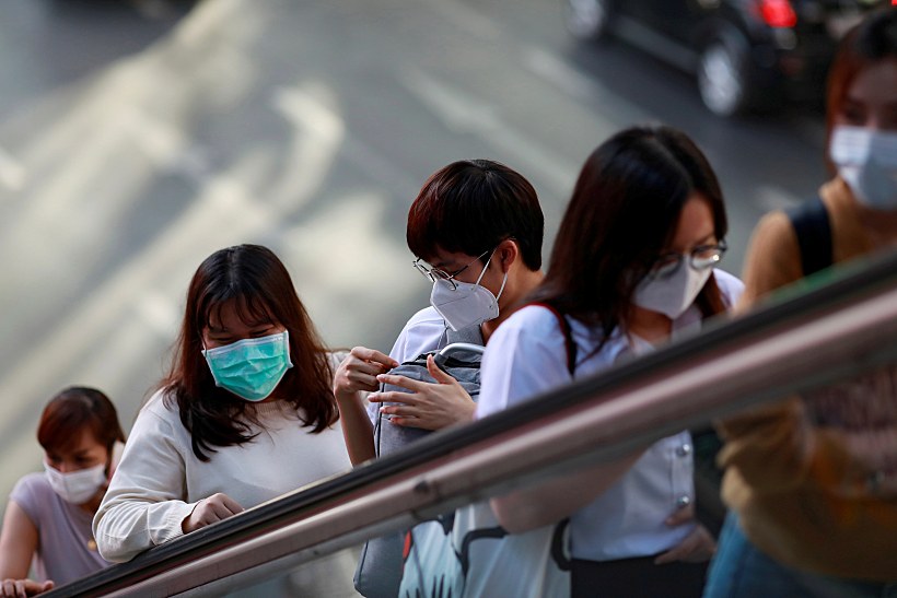 Poeple Ware Masks To Prevent The Spread Of The New Coronavirus In Bangkok