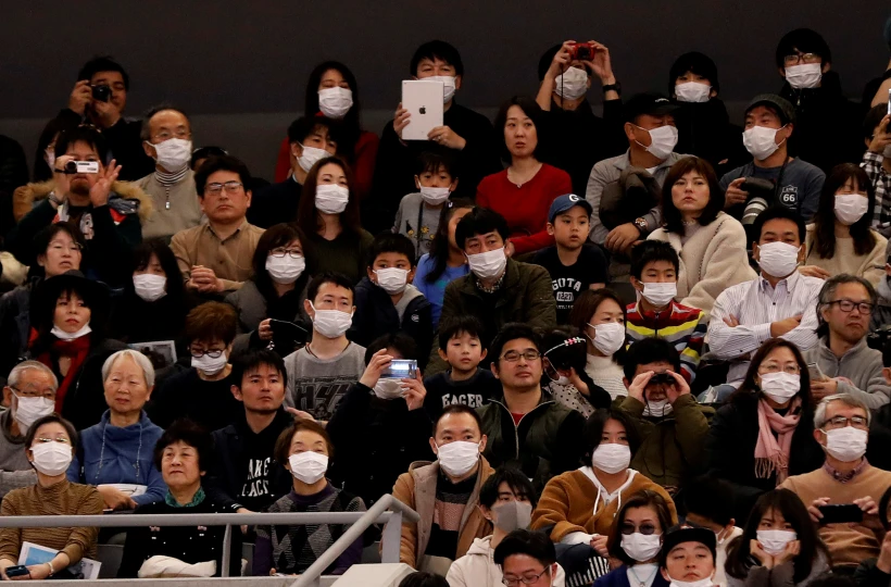 אנשים עם מסיכות במשחקי האולימפידה בטוקיו
