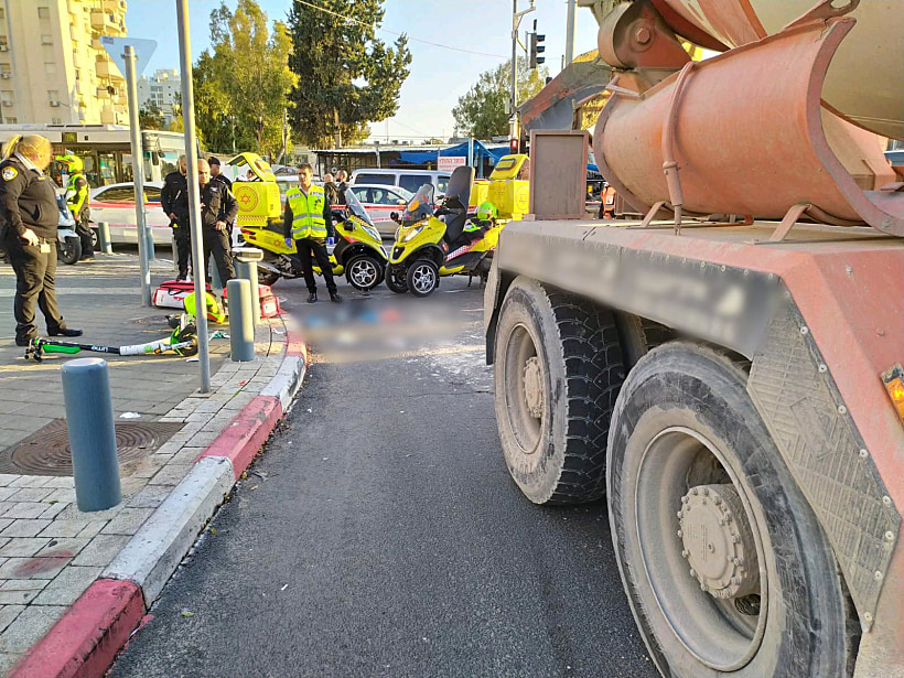 זירת התאונה בה נהרג הנער מפגיעת משאית בתל אביב