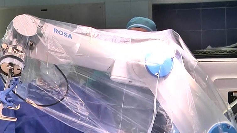 רובוט מתקדם שמסייע לרופאים בניתוח בבית החולים הדסה