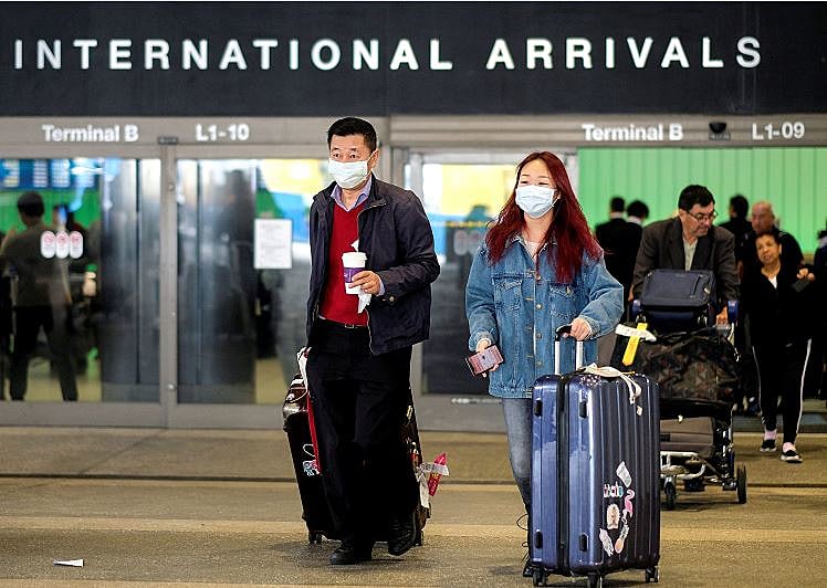 תיירים נוחתים בנמל התעופה בלוס אנג'לס