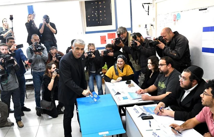 יאיר לפיד מצביע