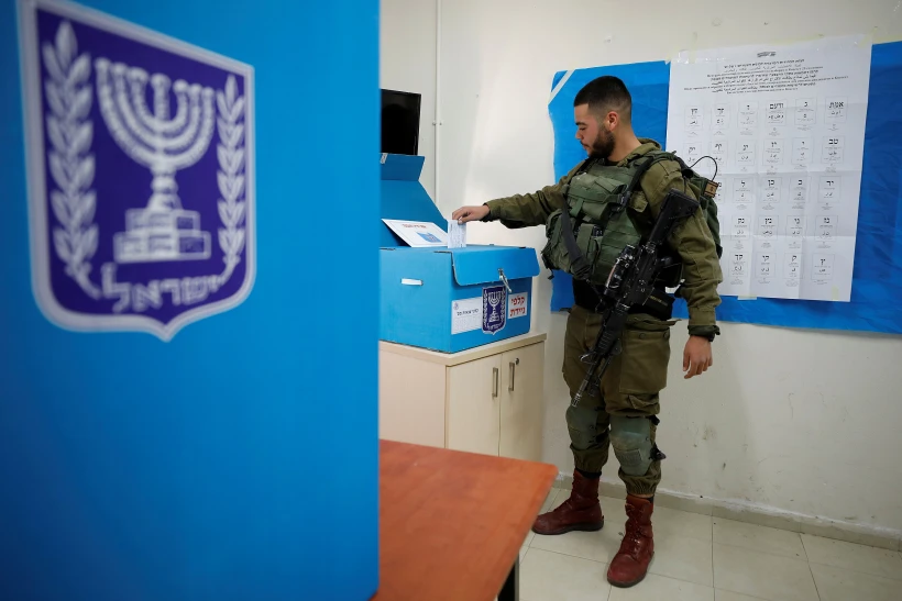 חייל צה''ל מצביע