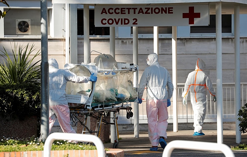 צוותי רפואה ברומא מעבירים חולי קורונה
