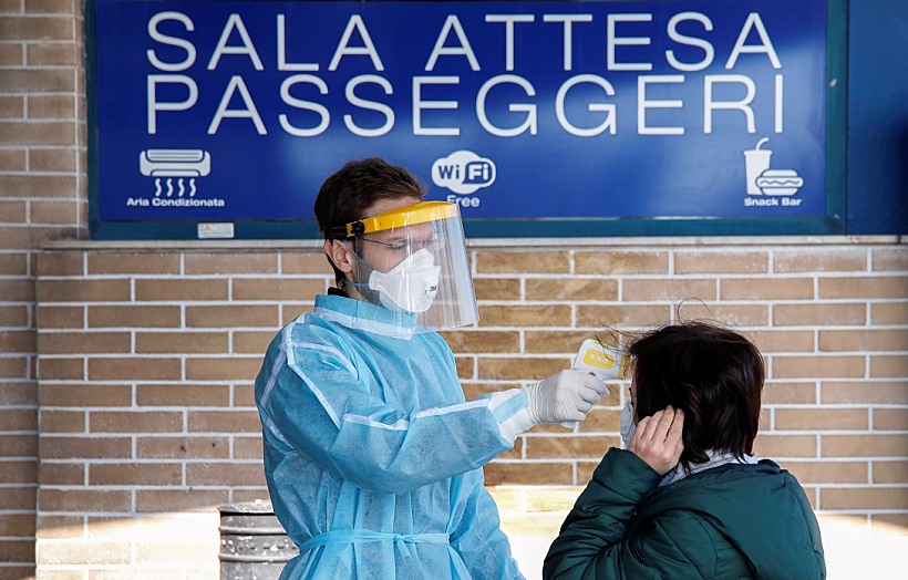 בדיקת טמפרטורה לנוסעים הנכנסים בשדה תעופה באיטליה