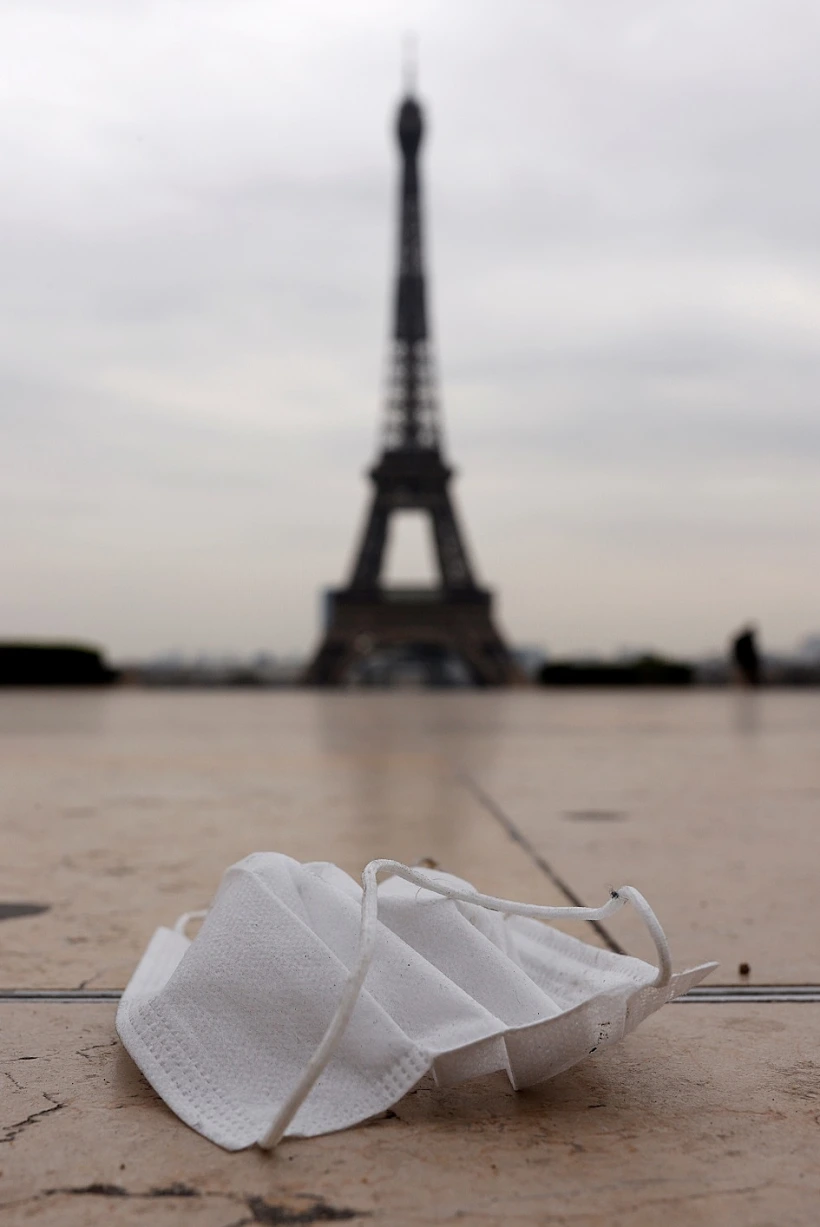 מסיכה על רקע מגדל אייפל שבפריז