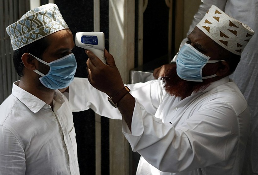 מדידת חום כאמצעי זהירות מחוץ למסגד במומביי שבהודו