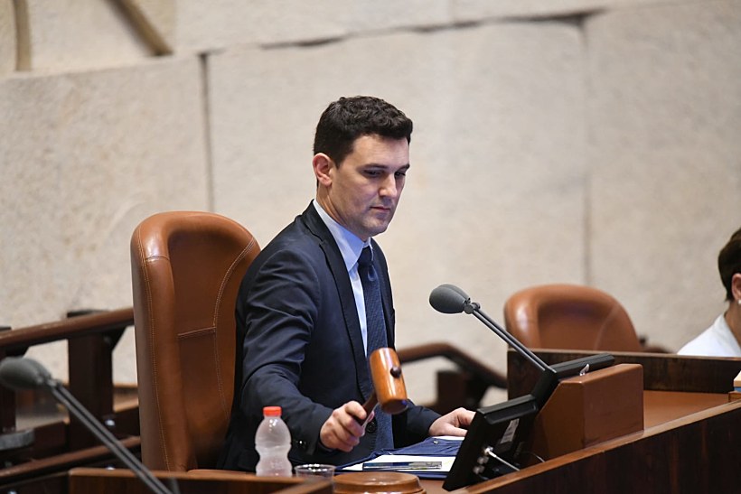 חבר הכנסת איתן גינזבורג מנהל את ישיבת השבעת הממשלה