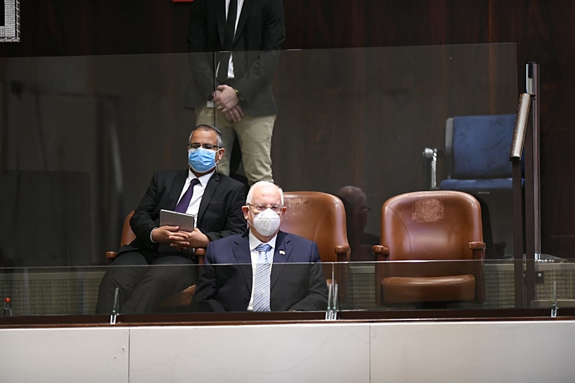 נשיא המדינה ראובן ריבלין יושב ביציע הכנסת במהלך ההשבעה