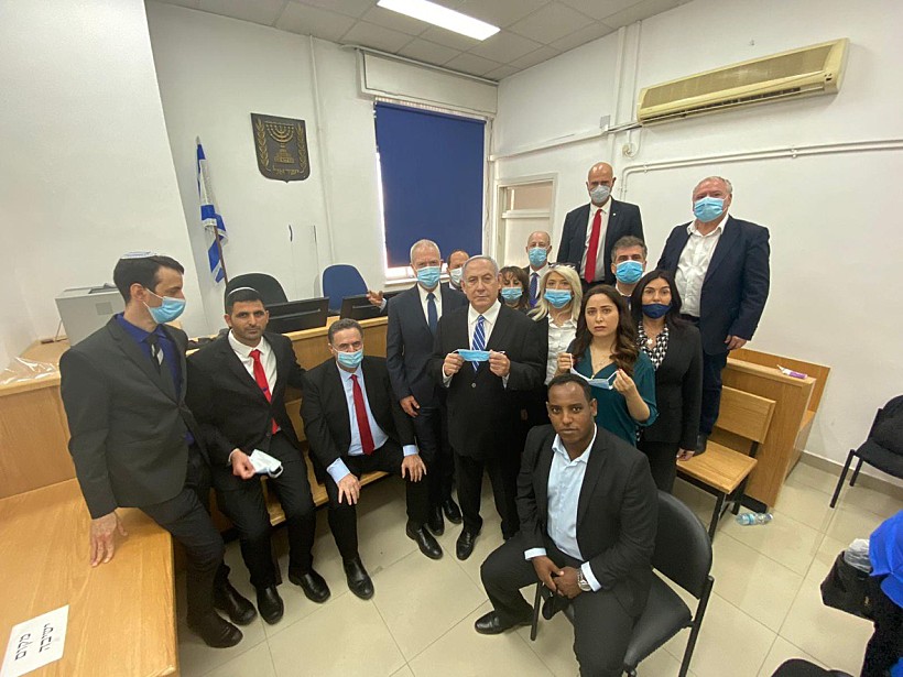 ראש הממשלה בנימין נתניהו לצד בכירי הליכוד באולם בית המשפט
