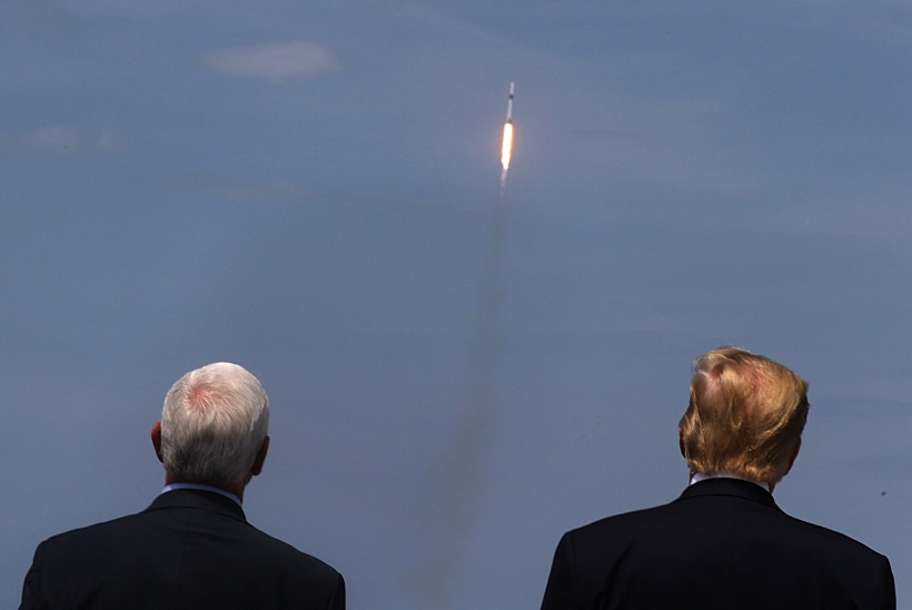 דונלד טראמפ ומייק פנס צופים בשיגור