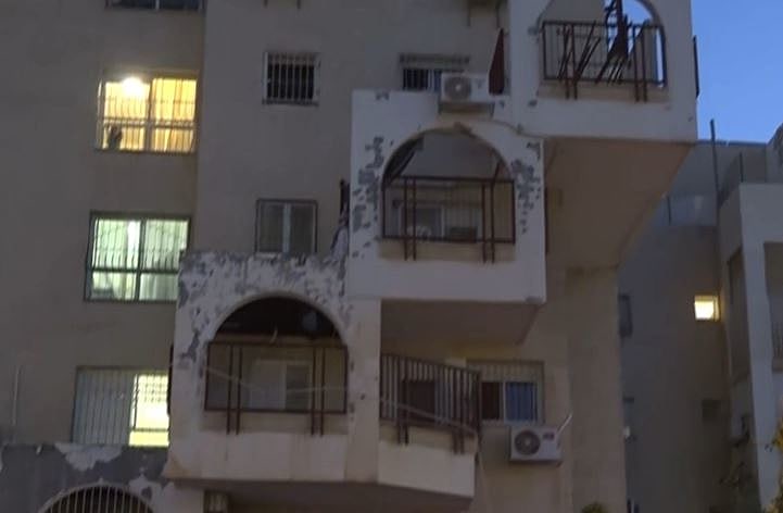 הבניין במודיעין עילית בו על פי החשד גבר דקר את אשתו וקפץ מהחלון