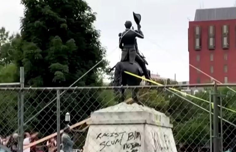 מפגינים מנסים להפיל פסל בוושינגטון