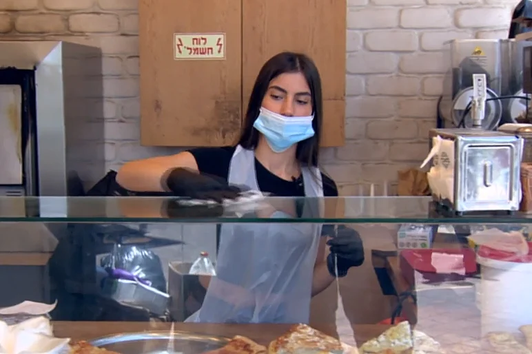 ליאל אדרי, עובדת בפיצה על מנת לסייע להוריה