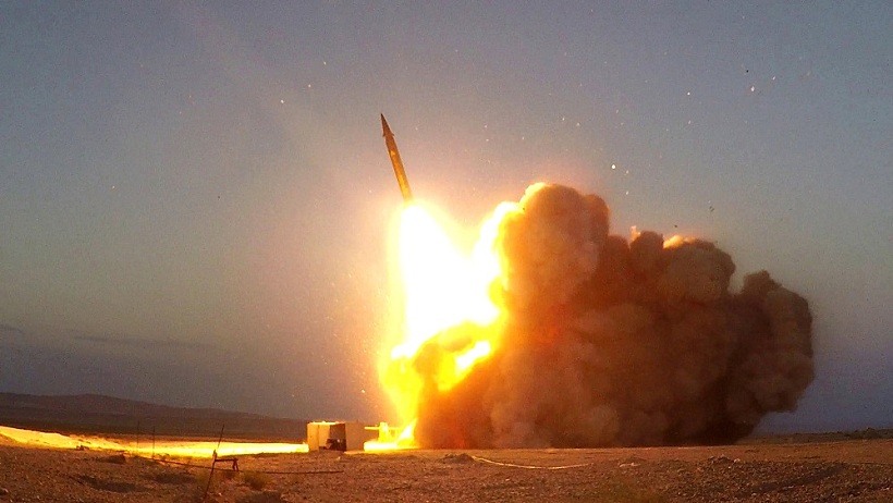 איראן מציגה טילים חדשים